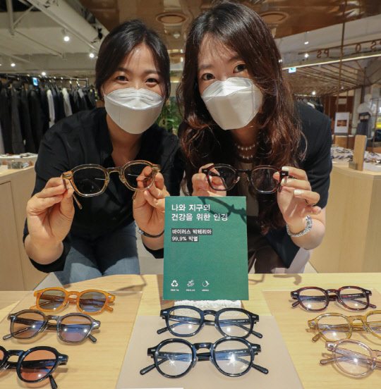 현대백화점은 오는 22일까지 압구정본점 지하 2층에서 아이웨어 브랜드 '윤 서울' 팝업스토어를 운영한다고 18일 밝혔다. 윤 서울은 2015년 10월 베를린에서 시작한 한국 아이웨어 브랜드로 미니멀리즘 감성의 디자인이 특징이다. 친환경 가소제를 사용한 '바이오아세테이트'로 만든 '바이오컬렉션' 등 안경·선글라스 150여 종을 선보인다. 18일 오전 압구정본점 윤 서울 팝업스토어에서 직원들이 제품을 소개하고 있다. <현대백화점 제공>